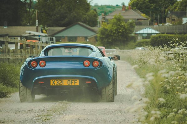How to Select the Optimal Suspension Damping Settings for a Lotus Elise on a Bumpy Road Circuit?